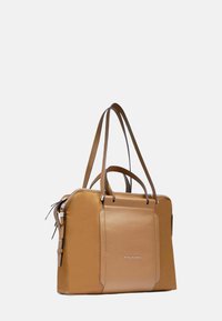 Bruine leren aktetas met dubbele bovenhandgrepen, lange schouderriemen, voorvak en zilveren ritssluiting en logo.