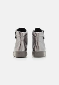 Metallic graue High-Top-Schuhe mit glatter Textur, ausgestattet mit einem seitlichen Reißverschluss und Gummisohlen. Emblemdetail in der Nähe der Ferse.