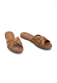 Sandali in pelle marrone con design a fascia intrecciata e suola piatta. La soletta riporta il marchio "RYŁK" in lettere dorate.