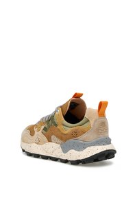 Tenisky s mnohobarevným designem, který zahrnuje hnědou, zelenou a šedou velurovou kůži, texturované vzory a skvrnitou bílou mezipodešev. Oranžová patní nášivka.