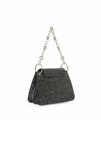 Borsa a tracolla nera con motivo a serpente, con finitura testurizzata, caratterizzata da una tracolla in catena dorata e dettagli hardware circolari. Design compatto e strutturato.