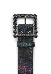 Cinturón de cuero negro con hebilla cuadrada adornada con cristales negros. El cinturón tiene un acabado texturizado con toques iridiscentes.