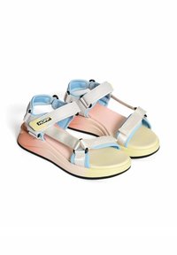 Sandalias ajustables con un diseño beige y plateado, con acentos azules y una base rosa, fabricadas con materiales sintéticos y correas texturizadas.