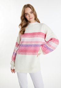 Maglione bianco con strisce orizzontali rosa, lavanda e viola. Presenta un collo alto e maniche larghe e oversize. Tessuto morbido e con texture.