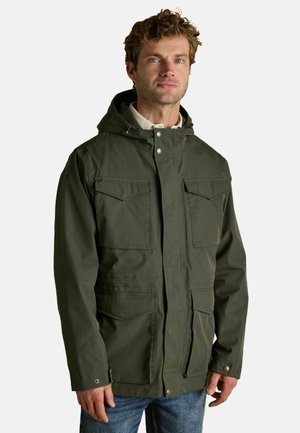 Olivgrüne wasserdichte Jacke mit Kapuze, zwei Brusttaschen und einem Frontreißverschluss. Mit Druckknöpfen und einem entspannten Schnitt.