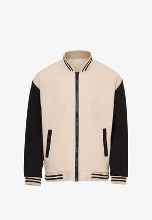 Világos rózsaszín bombázó dzseki fekete ujakkal, cipzáros záródással és bordázott gallérral. Két oldalsó zsebbel rendelkezik fekete díszítéssel.