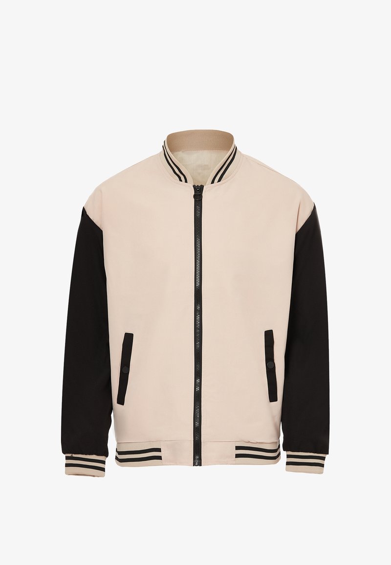 Lichtroze bomberjack met zwarte mouwen, ritssluiting en geribde kraag. Heeft twee zijzakken met zwarte accenten.