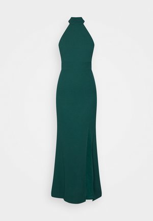Abito halter verde scuro, aderente, con una leggera spaccatura anteriore. Realizzato in un materiale morbido e elastico, presenta un scollo e una vita strutturati.