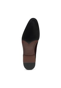 Semelle de chaussure en cuir marron avec un bout pointu. Dispose d'une couche en caoutchouc noir au dessous et du nom de la marque "WITTCHEN handmade" embossé.