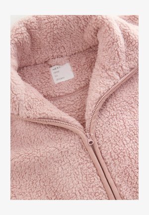 Rozā flīsa jaka ar rāvējslēdzēju priekšpusē un augstu apkakli. Audumam ir mīksts, struktūrēts apdare, un iekšpusē ir redzama kopšanas birka.