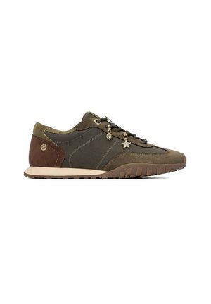 Zapatilla marrón y verde oliva con suela beige, encanto de estrella y círculo en cordones negros y parche de tacón de ante con logo bordado.