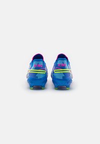 Scarpe da calcio blu con accenti rosa, dotate di una superficie texturizzata e suole chiodate. Logo "KING" esposto in modo prominente sul retro.
