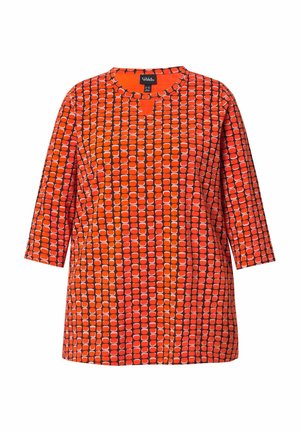 Top arancione a fantasia con scollatura rotonda, caratterizzato da un design geometrico di diverse sfumature e forme, maniche a 3/4 e una vestibilità comoda.