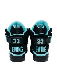 Czarne zamszowe sneakersy z turkusowymi akcentami, z paskiem i tabliczką na pięcie. Haft '33' i 'EWING' w kolorze akwamarynowym z tyłu.