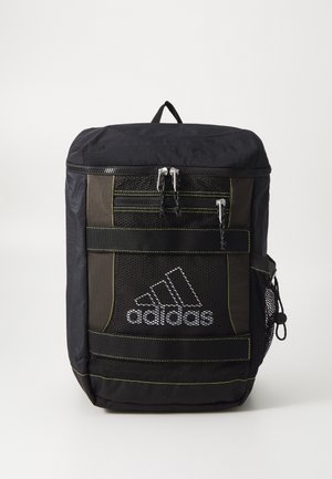 Czarny i ciemnozielony plecak Adidas z wieloma komorami zapinanymi na zamek, przednią kieszenią z siatki i bocznym uchwytem na butelkę z siatki.