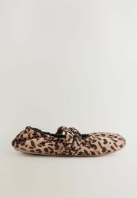 Leopardmønstret hjemmesko med blødt stof, rund tå, elastiske samlinger og plysforing for komfort. Flad såldesign.