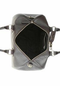 Borsa in pelle marrone con finitura testurizzata, apertura con zip superiore e spazioso interno nero. Presenta cinturini regolabili e minuteria metallica.