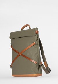 Olivgrüner Rolltop-Rucksack mit braunen Lederträgern und -akzenten, der eine strukturierte Oberfläche und einen Tragegriff oben hat.