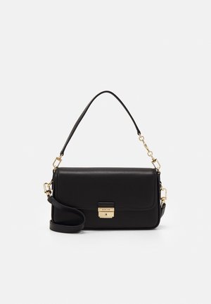 Schwarze Lederhandtasche mit goldfarbenem Schlossverschluss, einem oberen Griff und einem verstellbaren Schulterriemen mit goldfarbenen Beschlägen.