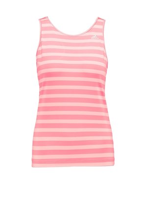 Vrouw loopt met een roze gestreept tanktop, zwarte cropped legging met roze strepen en zwart-roze sportschoenen.