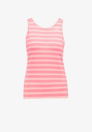 Femme marchant portant un débardeur rayé rose, des leggings courts noirs avec des rayures roses, et des chaussures de sport noires et roses.