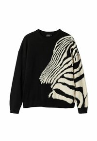 Czarny sweter z dużym białym i czarnym wzorem głowy zebry, rozciągającym się od klatki piersiowej do prawego rękawa.