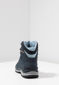 Donkerblauwe wandelschoen met een gemêleerde mesh bovenkant, gevoerde kraag en rubberen zool met een geprofileerd loopvlak voor grip.