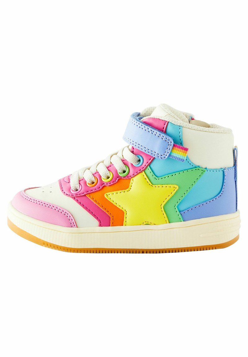 Høj-top sneakers i hvidt med lyserøde, blå, gule og orange læderdetaljer. Har et stjernedesign, snørelukning og velcrorem.