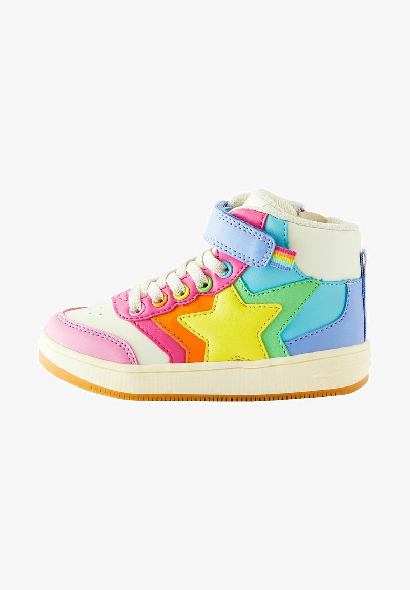 Sneaker alta bianca, con accenti in pelle rosa, blu, gialla e arancione. Presenta un design a stella, chiusura con lacci e strap in Velcro.