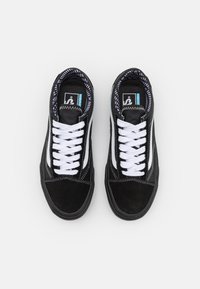 Svarta mocka- och kanvas sneakers med vita snören, kontrasterande sömmar, vadderad krage och mönstrad foder. Gummisulor för grepp.