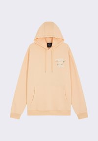 Sudadera de color melocotón con un bolsillo frontal, capucha con cordón y un diseño gráfico en el pecho izquierdo. Fabricada con una tela suave y texturizada.