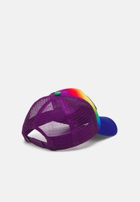 Ljubičasta kapa s mrežastom pozadinom i šarenim duginih obodom. Ima okrugli zeleni dugmad na vrhu i podesivu traku na stražnjoj strani.