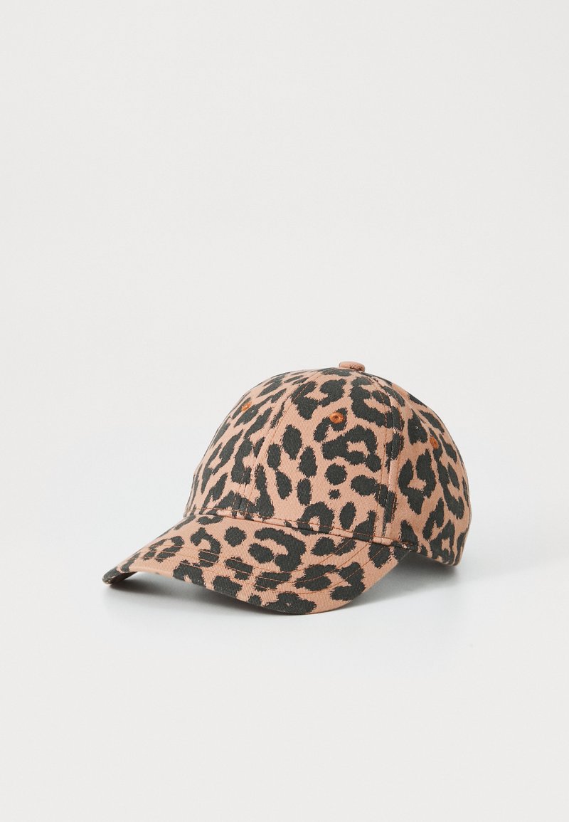 Căciulă cu imprimeu leopard în nuanțe de roz și negru, având o vizieră curbată, un vârf structurat și detalii de cusătură. Materialul are un aspect texturat, asemănător cu pânza.