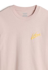 Hellrosa, locker sitzendes T-Shirt aus Baumwolle mit einem gelben Vans-Logo in strukturiertem Design auf der oberen linken Brustseite.