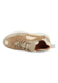Tan suede en leren sneaker met rubberen zool, pluche voering en metallic accenten. Voorzien van ronde veters en textuurvariaties op de bovenkant.