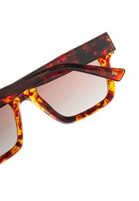 Gafas de sol carey con una forma robusta, patrones en tonos rojo oscuro y naranja, lentes degradados y un diseño elegante con un hardware minimalista.
