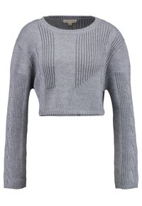 Szary krótki sweter z dzianiny z długimi rękawami, ozdobiony teksturowanymi wzorami i prążkowanymi akcentami wzdłuż dekoltu i mankietów.