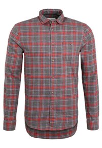 Camisa de franela a cuadros en rojo y gris con mangas largas, cuello abotonado y dobladillo curvado. Presenta botones y una tela suave y texturizada.
