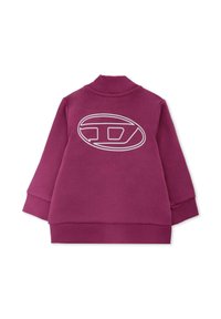 Felpa in pile viola con collo alto, maniche lunghe e polsini a costine. Presenta un grande logo bianco sul retro.