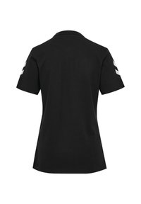 Zwart poloshirt met een kraag, korte mouwen en witte diagonale strepen op de mouwen. Gemaakt van gladde stof, met een effen achterkant.