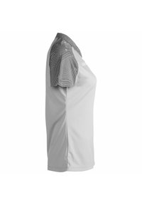 Maglietta sportiva grigia chiara con maniche corte, caratterizzata da un motivo grigio testurizzato sulle spalle e un corpo liscio. Realizzata in tessuto traspirante.