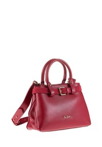 Sac à main en cuir rouge avec finition texturée, poignées supérieures doubles, bandoulière amovible et accent de boucle à l'avant. Détail de logo doré sur le côté.