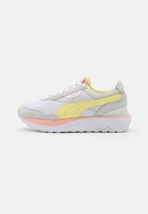 Sneakers - white