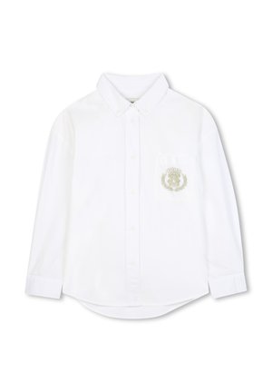 Biała koszula z długim rękawem, wykonana z bawełny, z kołnierzykiem zapinanym na guziki oraz lewą kieszenią na piersi z haftowanym herbem.