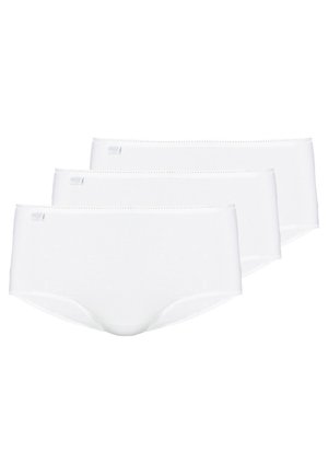 Tres pares de calzoncillos de algodón blanco, con un diseño sin costuras y una cinturilla elástica con una sutil etiqueta de logo en el costado.