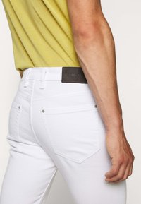 Michael Kors Vaqueros pitillo - white