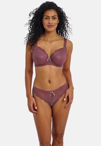 Mauve kanten beha met golvende randen en een strik in het midden, gecombineerd met bijpassende kanten hipster onderbroek met een vergelijkbaar golvend ontwerp.