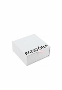 Weißer rechteckiger Schmuckkasten mit schwarzem "PANDORA"-Logo und rosa Zugband. Glatte Oberfläche mit nahtlosem Design.