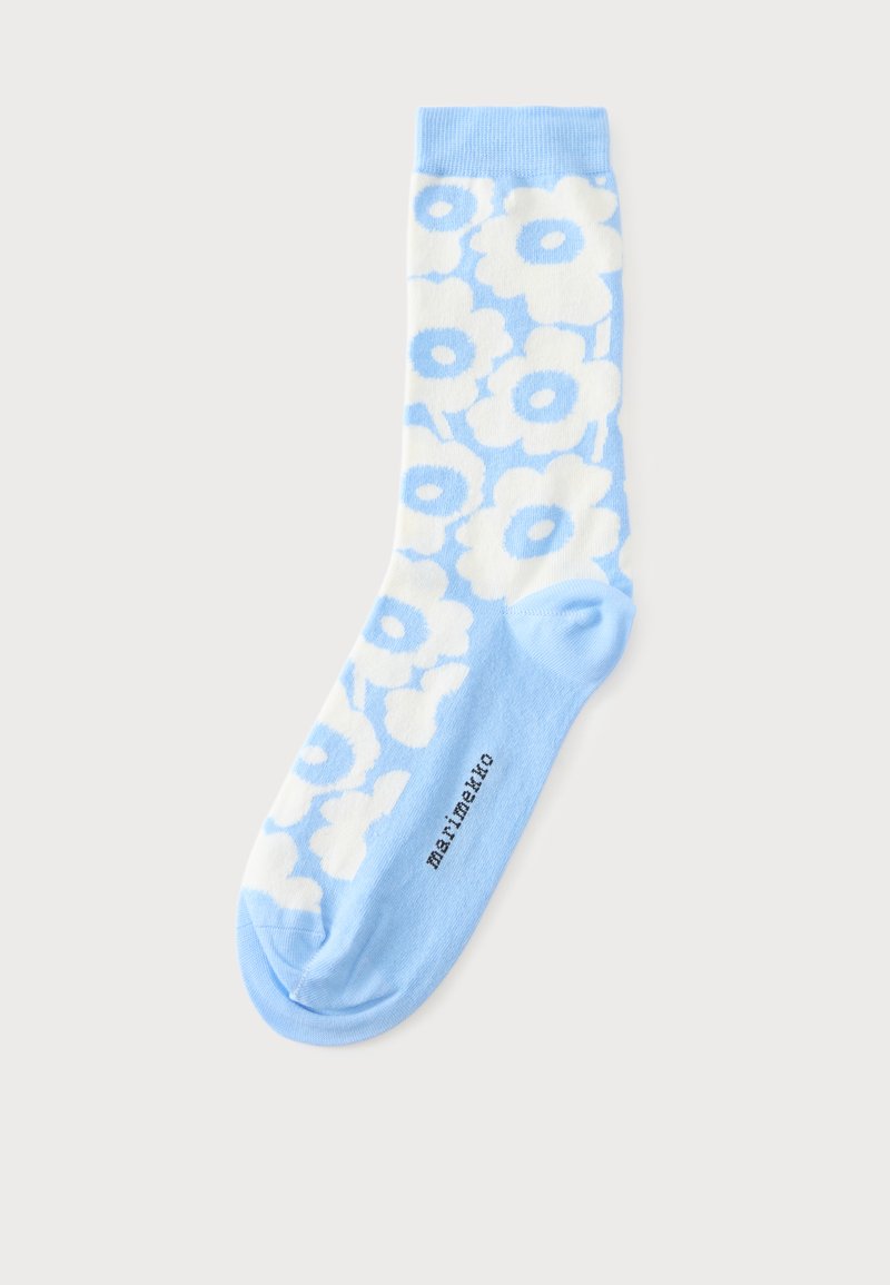 Светлосин чорап с ярък бял флорален мотив и текст "marimekko", отпечатан отстрани. Чорапът е поставен на плосък фон.
