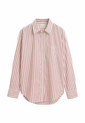 Chemise blanche à boutons avec des rayures verticales rouges. Comprend un col, des manches longues, un ourlet courbé et une poche poitrine. Texture de tissu douce.